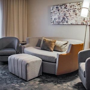 One-Bedroom Queen Suite Sofa Bed